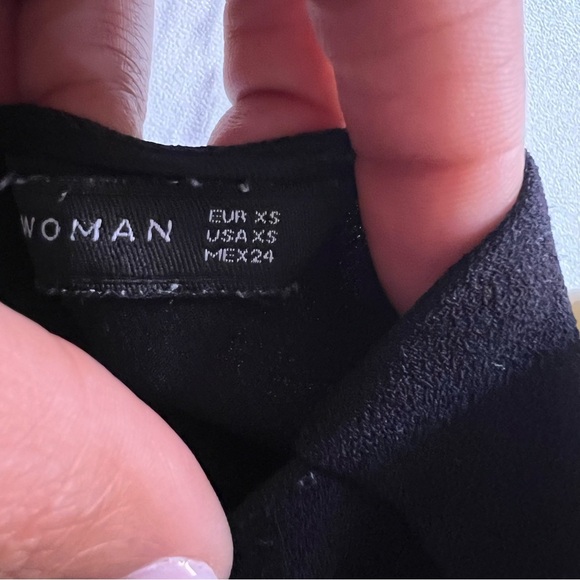 3/$60 Zara Pearl Shoulder Buttons Boxy Step Hem Black Blouse SZ XS - Picture 5 of 5